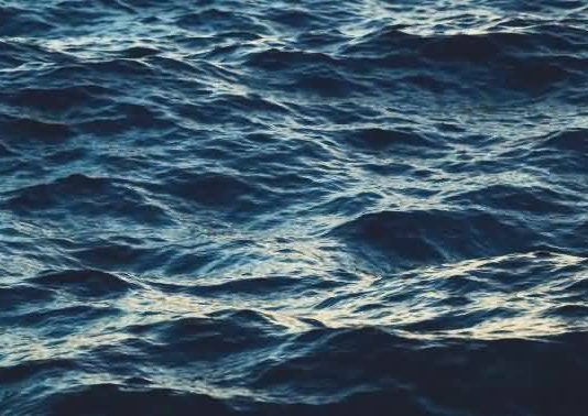 calm ocean waves